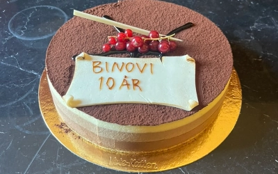 Tårta med texten Binovi 10 år